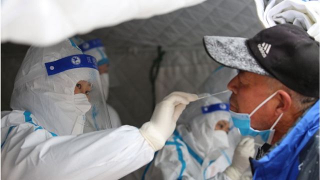 新冠肺炎疫情初期，中国是最先实施严格防疫限制的国家，现在它也将会成为其中一个最晚放宽这种限制的国家。