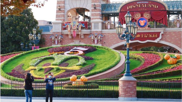 上海迪士尼早前发客有访客确诊新冠肺炎，当局随即封锁园区，要求所有职员和游客都需要接受检测后才可以离开。