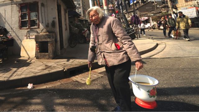 2013年，习近平成为中国主席的那一年，一位上海老人将自家的便桶提到公共厕所去。