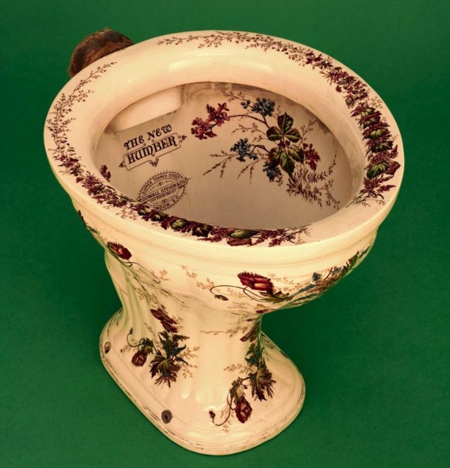 英国维多利亚时代的马桶，内外都有华丽的装饰