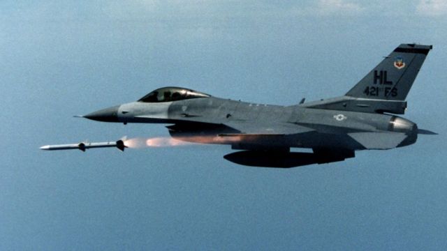 美国犹他州希尔空军基地第421战斗机中队的一架“F-16”在空中发射“AIM-120”先进中程空对空导弹（美国空军资料照片）。