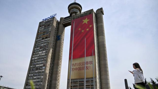在西城门，也就是人们常说的基尼克斯塔（Genex Tower），整座塔都披上了中国的国旗。